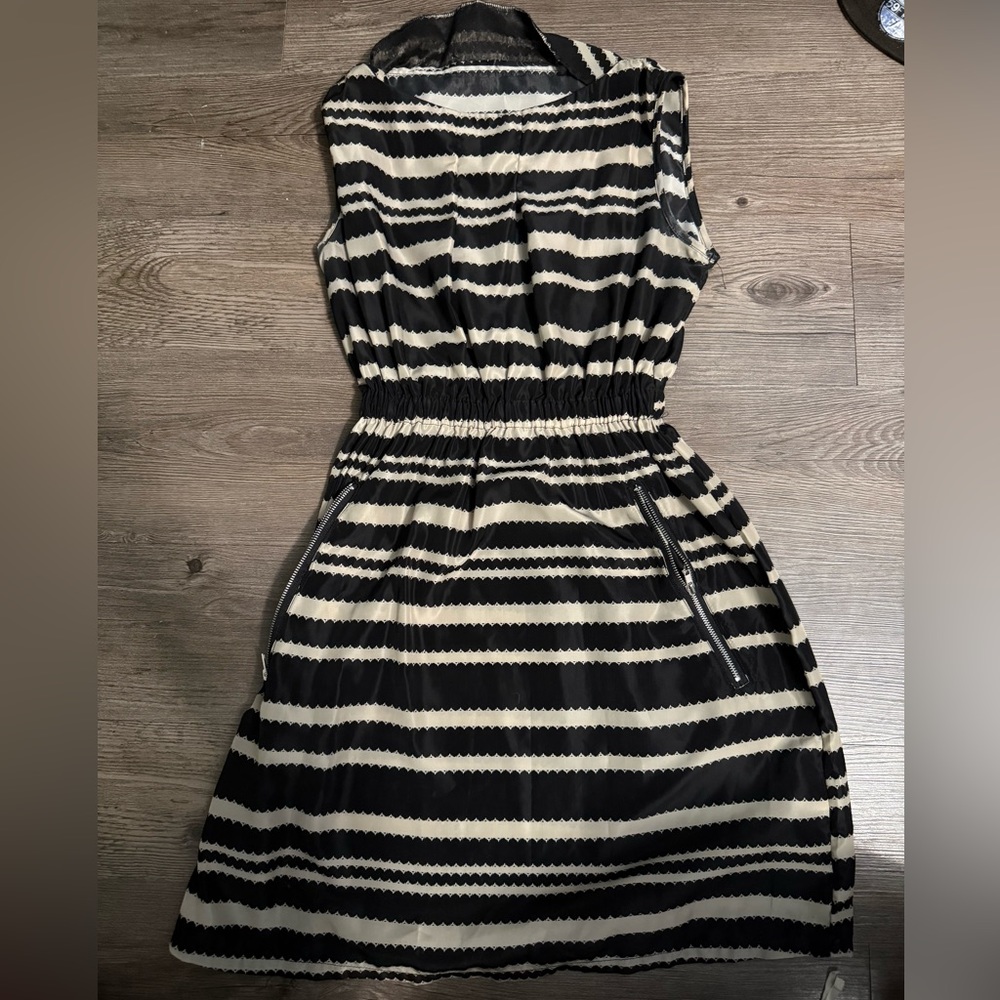 ✨ Striped Sleeveless Dress – Size Small ✨
📏 Size: Small
🎨 Color: Black & White